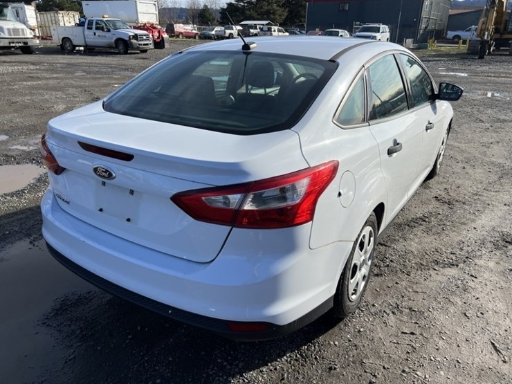 2014-ford-focus-sedan-image-4