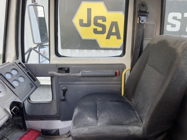 2005-freightliner-fc80-image-19