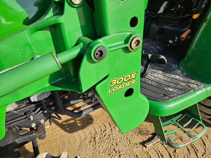 john-deere-3320-image-11
