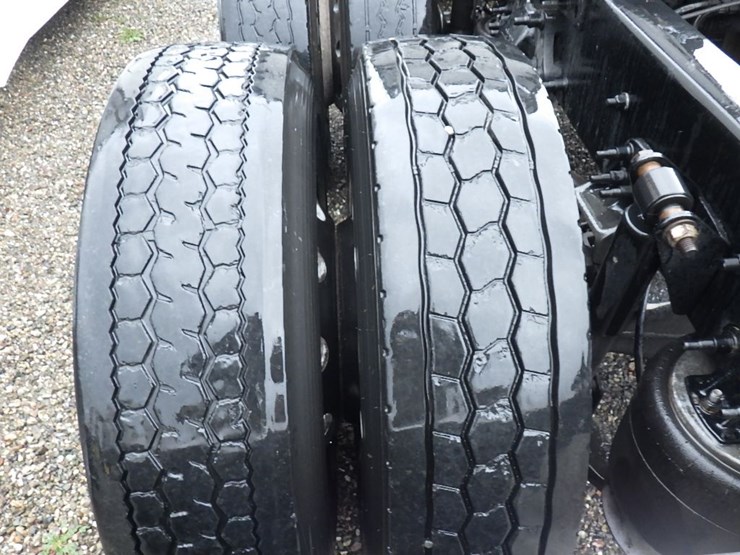 2020-freightliner-cascadia-126-image-24