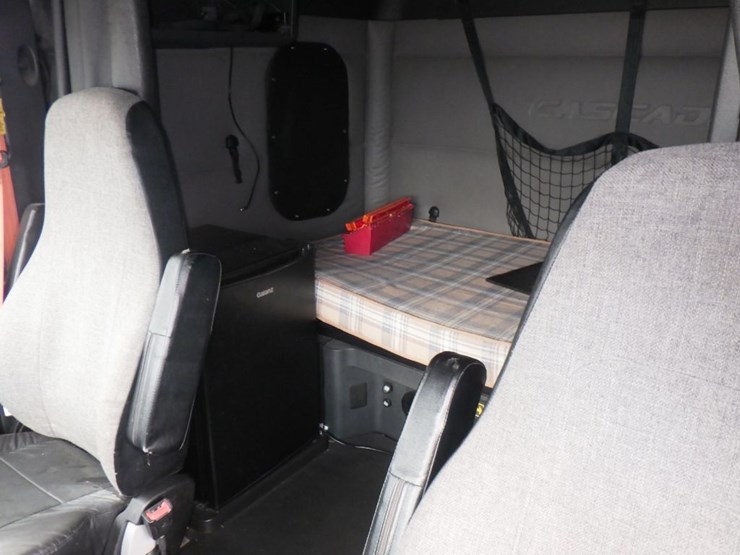 2019-freightliner-cascadia-126-image-28