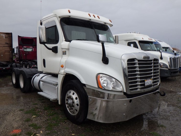 2016-freightliner-cascadia-125-image-3
