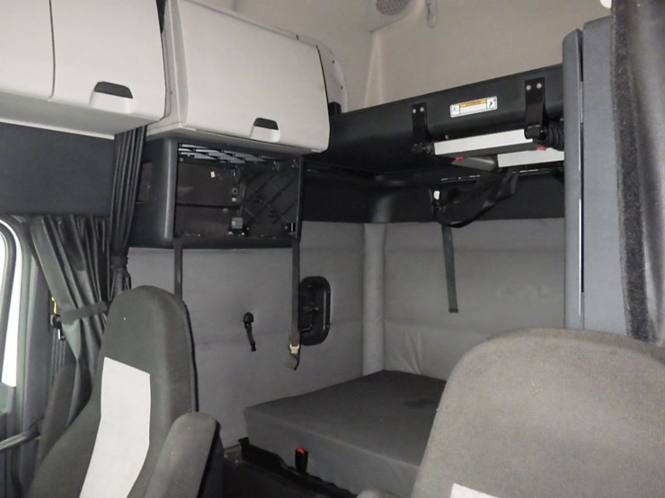 2020-freightliner-cascadia-126-image-23