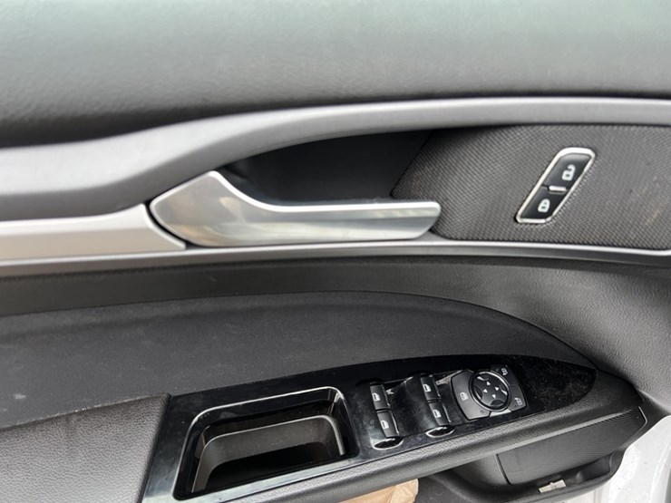 2013-ford-fusion-se-hybrid-sedan-image-23