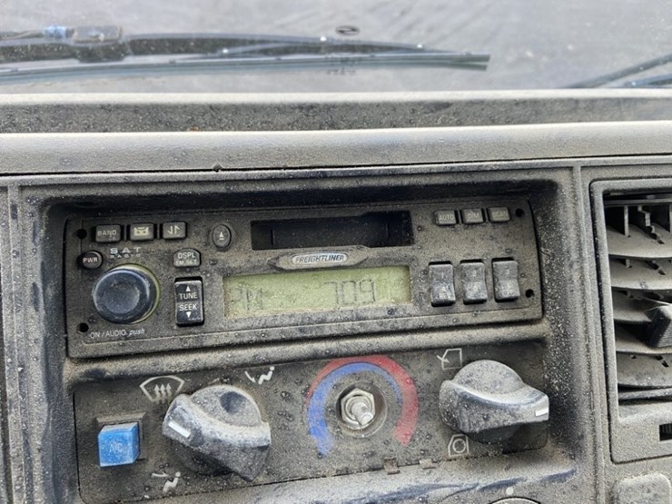 2005-freightliner-fc80-image-23