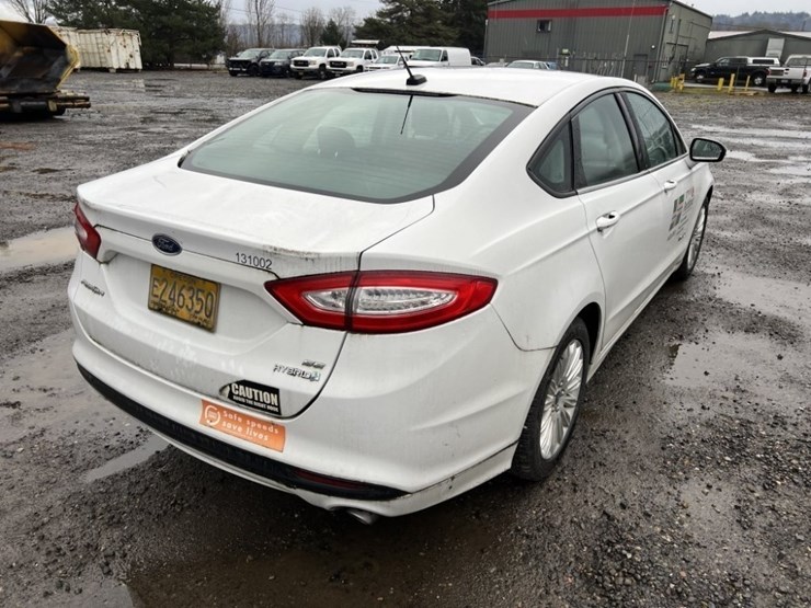 2013-ford-fusion-se-hybrid-sedan-image-4