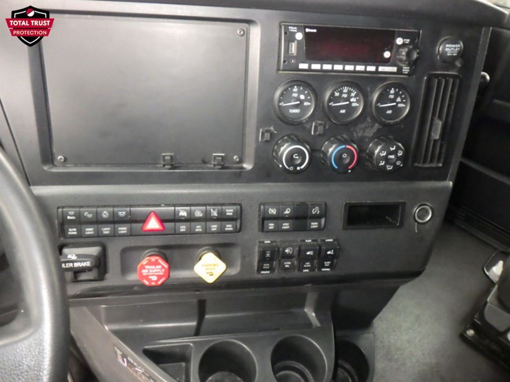 2023-freightliner-cascadia-126-image-17