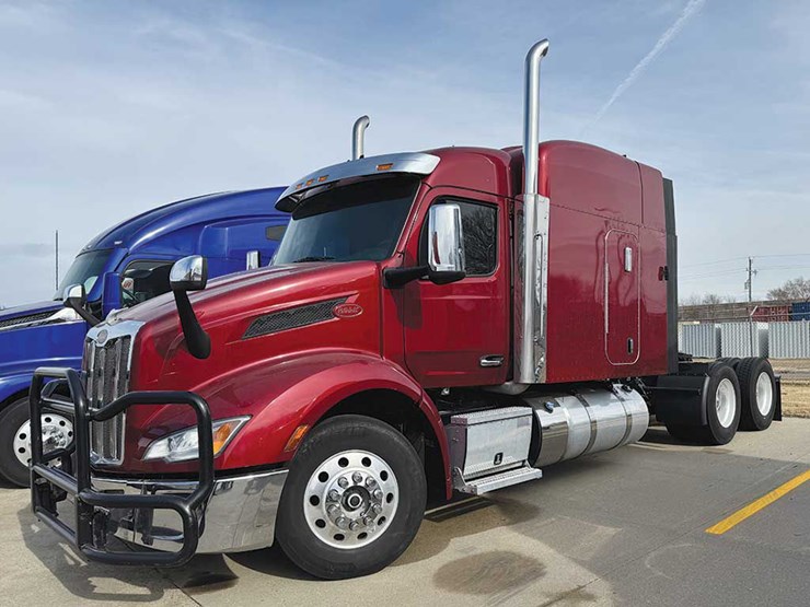 2023-peterbilt-579-image-1