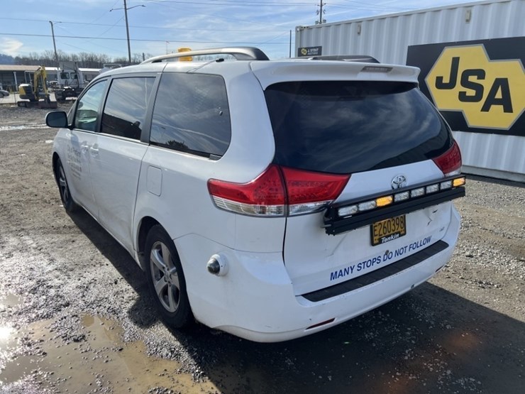 2014-toyota-sienna-le-image-6