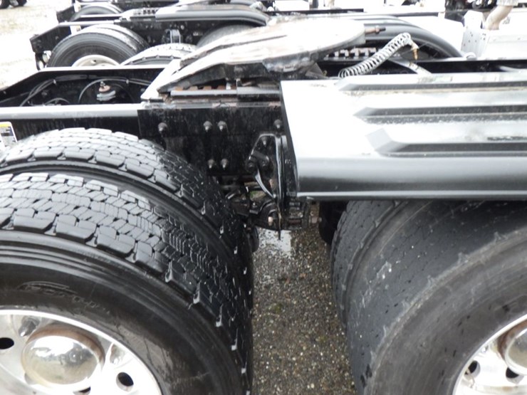 2017-peterbilt-579-image-6