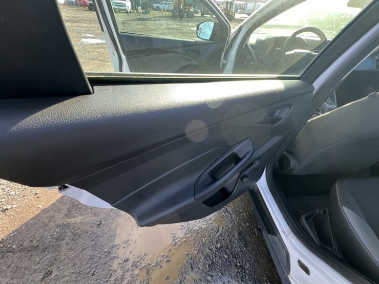 2014-ford-focus-sedan-image-21