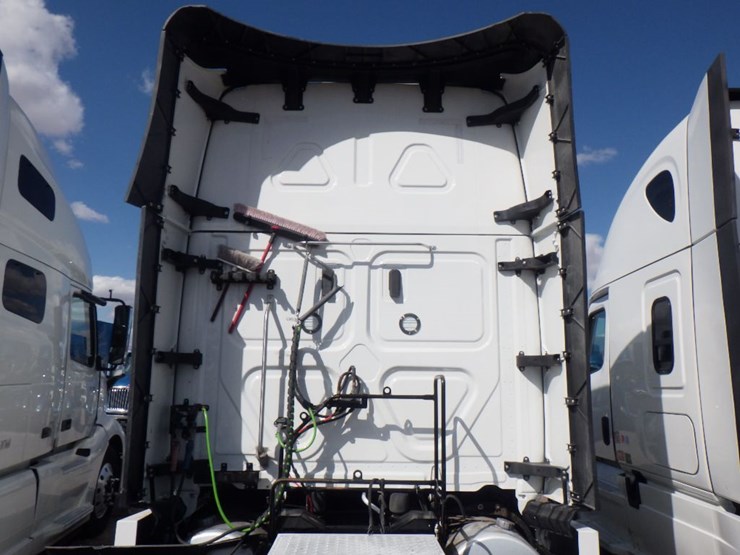 2023-freightliner-cascadia-126-image-14