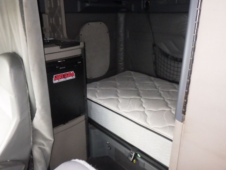 2016-freightliner-cascadia-125-image-14