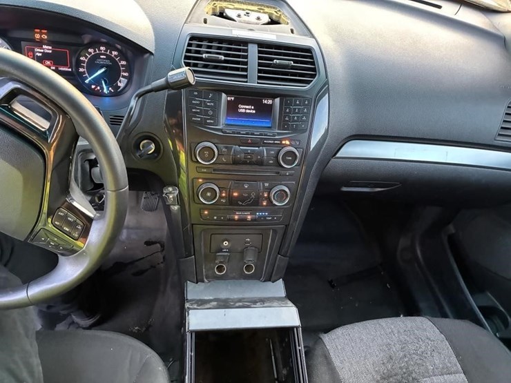 2016-ford-explorer-image-15