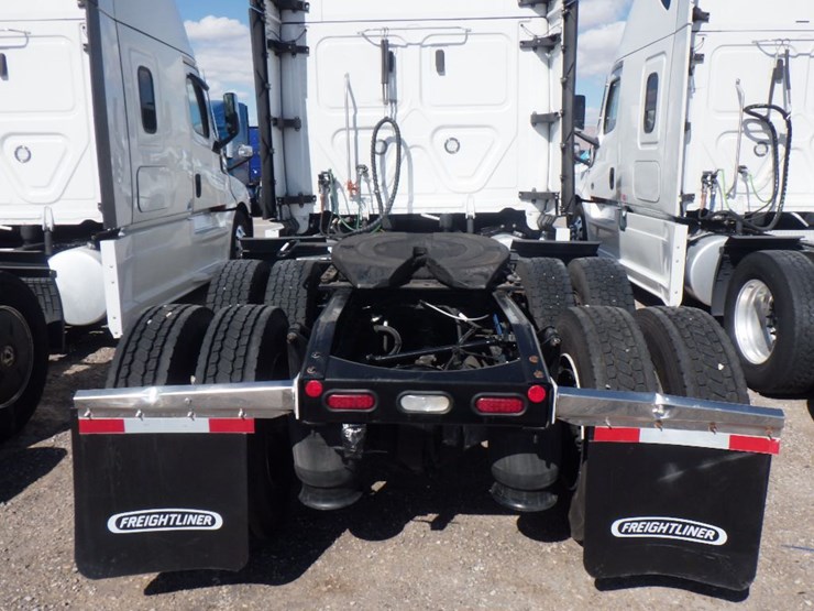 2024-freightliner-cascadia-126-image-11