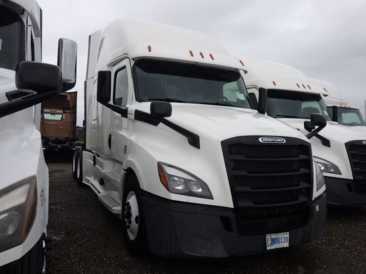 2020-freightliner-cascadia-126-image-3