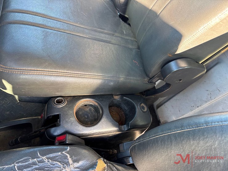 2005-chevrolet-c5500-flatbed-truck-image-23