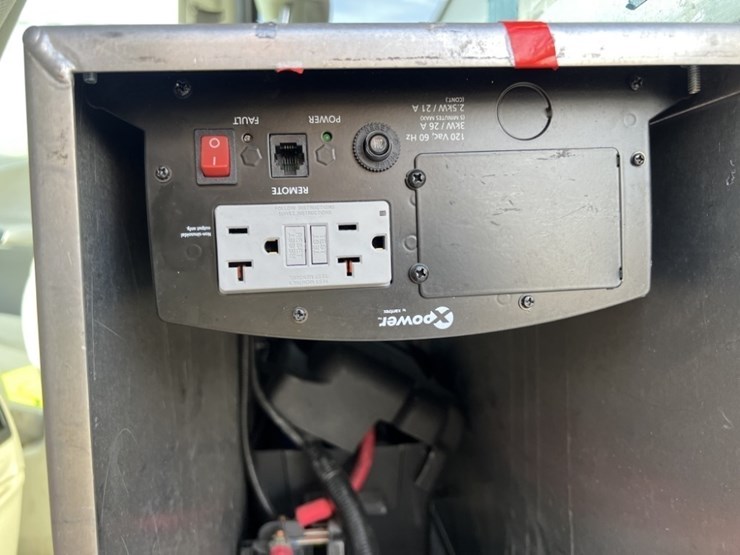 2014-toyota-sienna-le-image-24