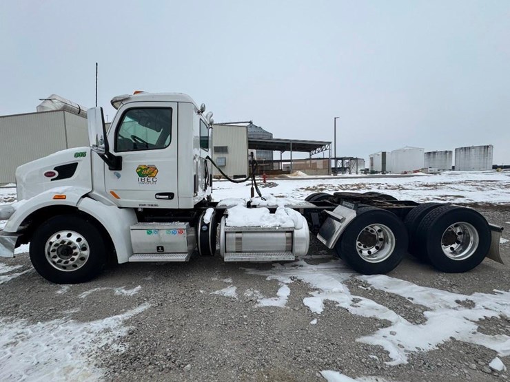 2017-peterbilt-567-image-6