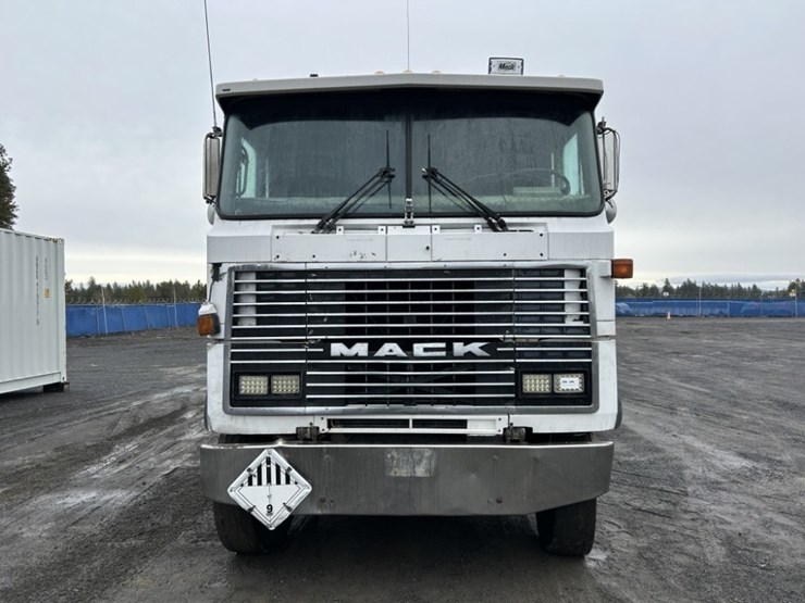 1985-mack-mh633-t/a-sleeper-truck-tractor-image-8