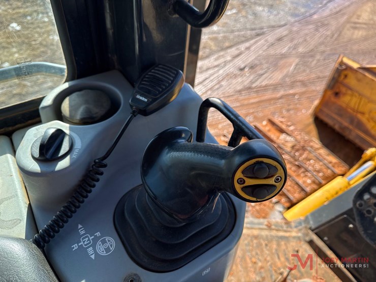 2010-komatsu-d51px-22-image-19