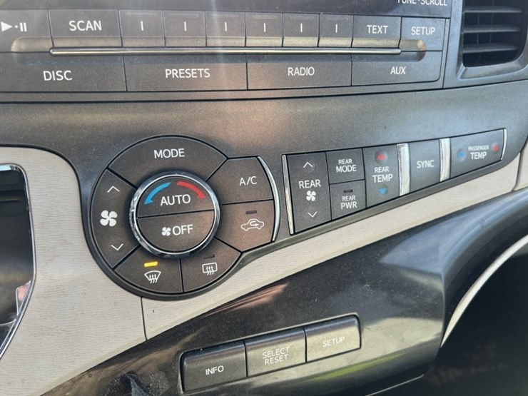 2014-toyota-sienna-le-image-33