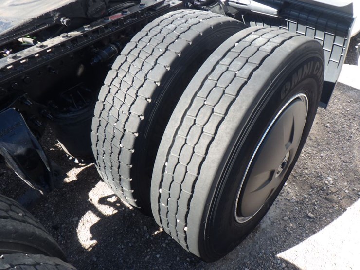 2024-freightliner-cascadia-126-image-8