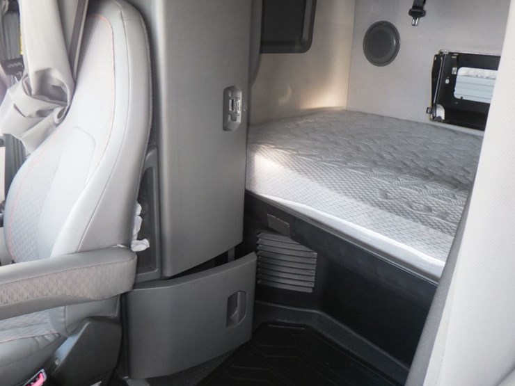 2023-volvo-vnl-760-image-22