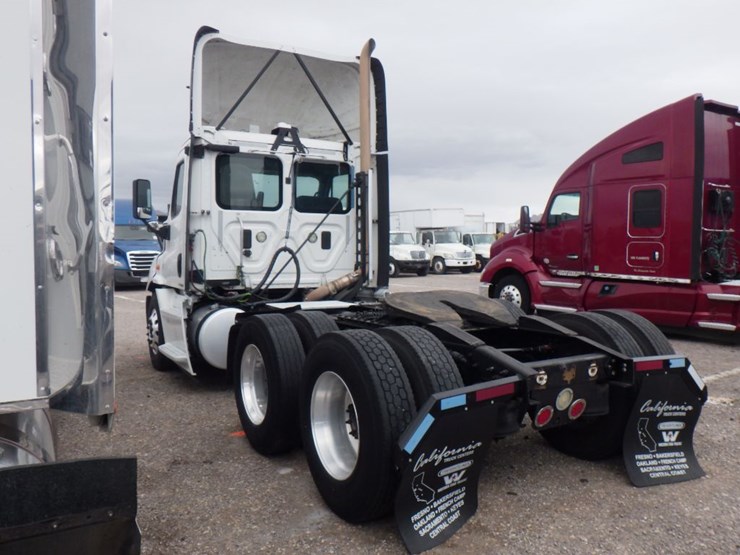 2015-freightliner-cascadia-113-evolution-image-11