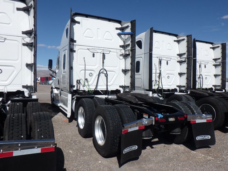 2024-freightliner-cascadia-126-image-13