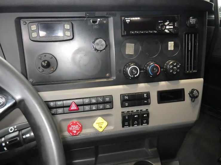 2020-freightliner-cascadia-126-image-22