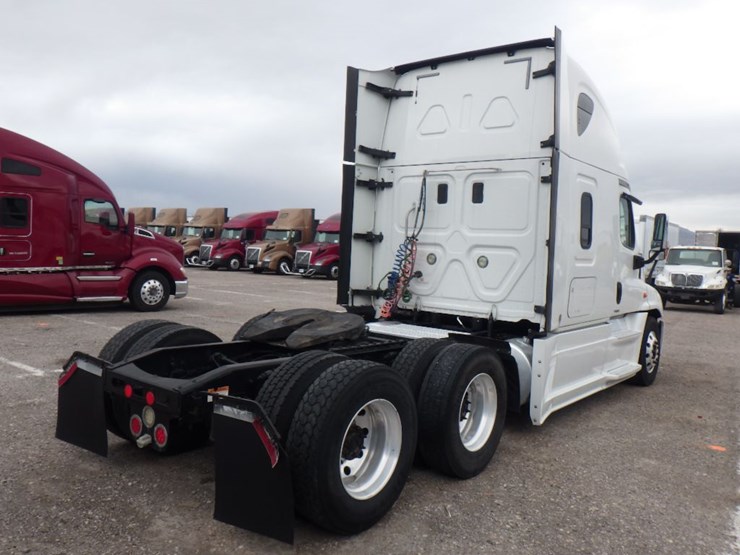 2016-freightliner-cascadia-125-image-7