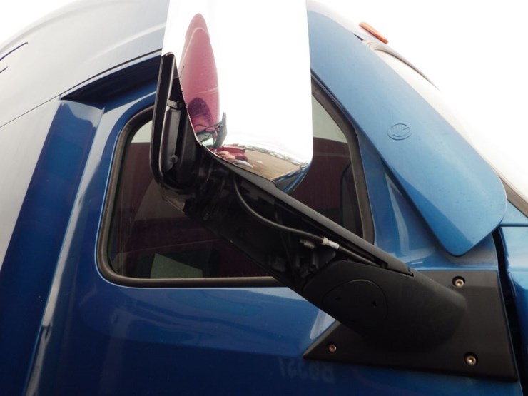 2021-freightliner-cascadia-126-image-6