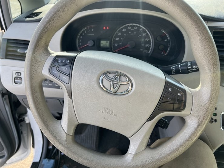 2014-toyota-sienna-le-image-30