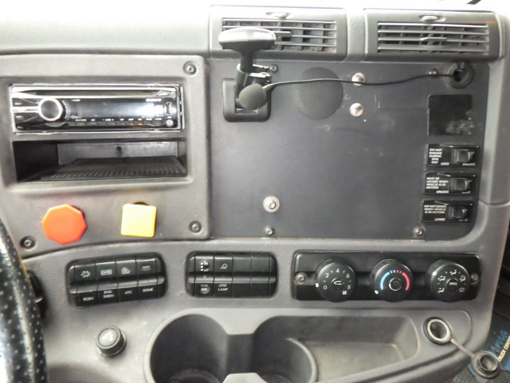 2013-freightliner-cascadia-125-image-18