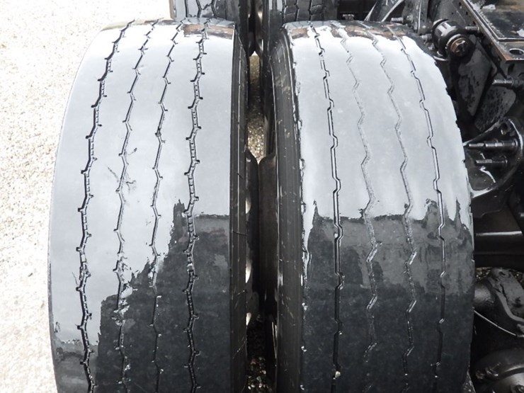 2020-freightliner-cascadia-126-image-15