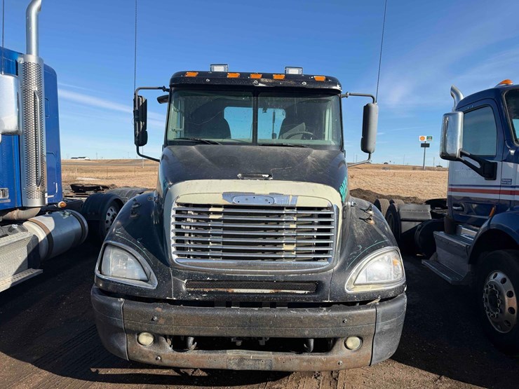 2003-freightliner-columbia-120-day-cab-image-8