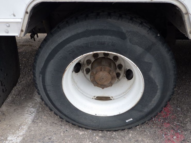 2006-hino-268-image-11