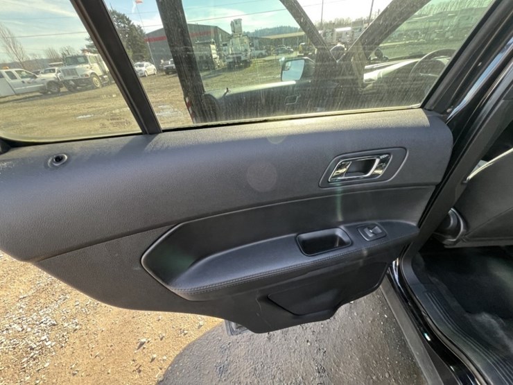 2016-ford-explorer-image-24