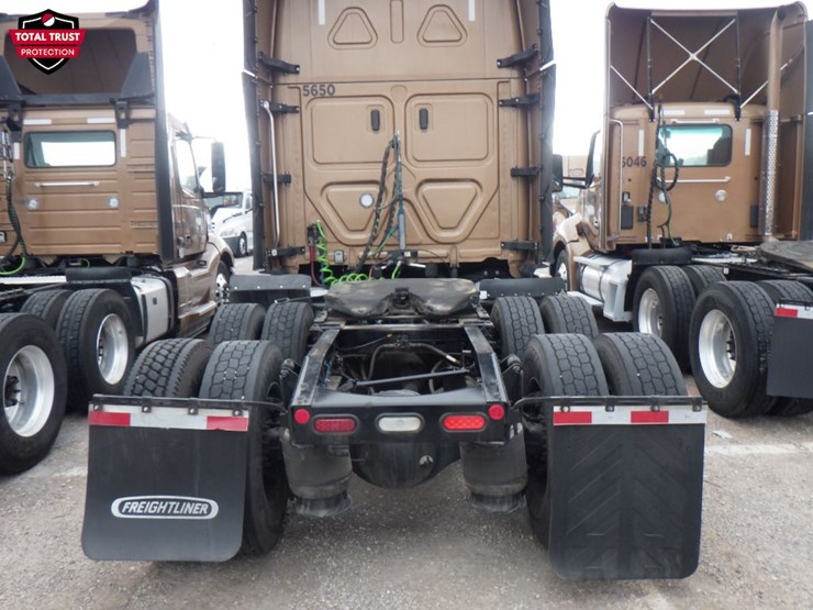 2023-freightliner-cascadia-126-image-8