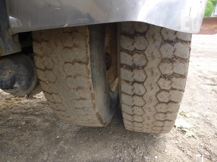 2000-peterbilt-330-image-29