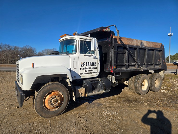 1999-mack-rd690s-image-5