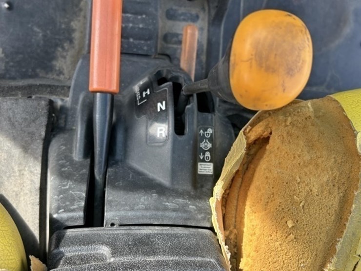 2012-john-deere-gator-xuv-625i-image-17