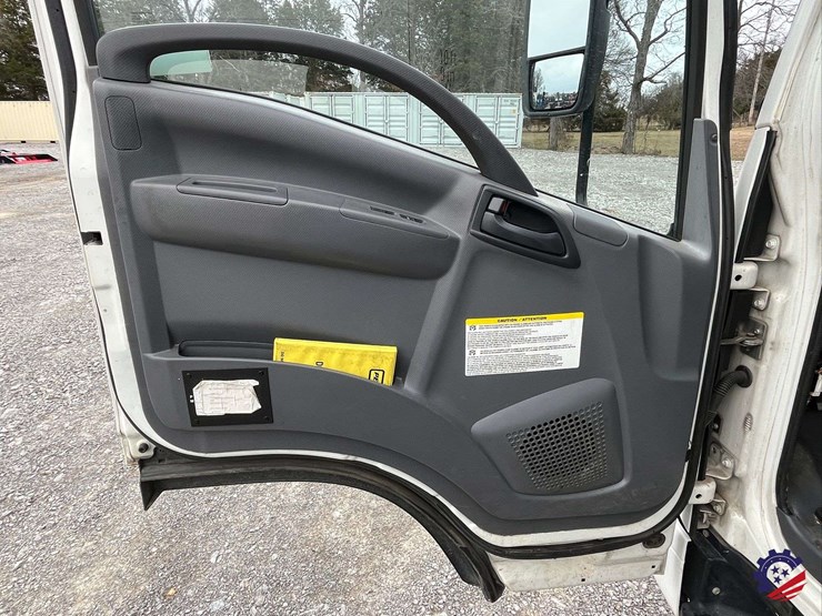 2019-isuzu-npr-image-59