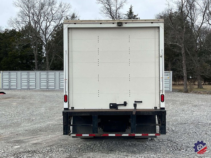 2019-isuzu-npr-image-24