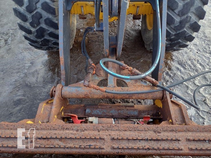 2021-deere-304l-image-15