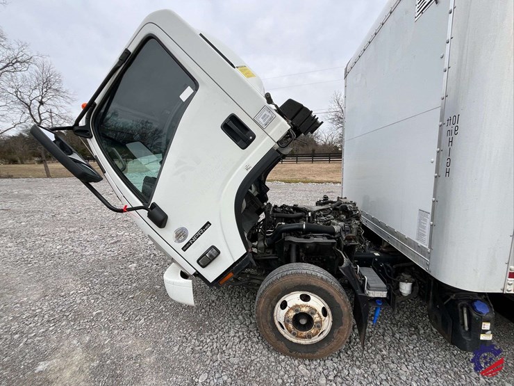 2019-isuzu-npr-image-43