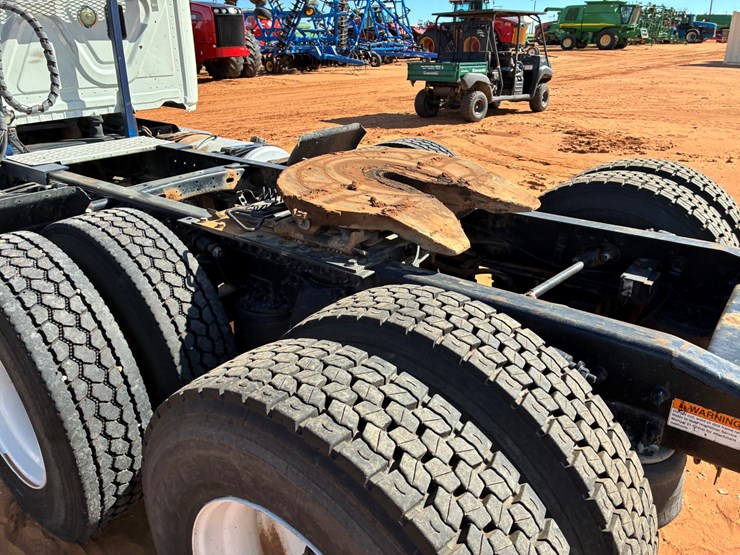 #t8415-•-freightliner-truck-image-6