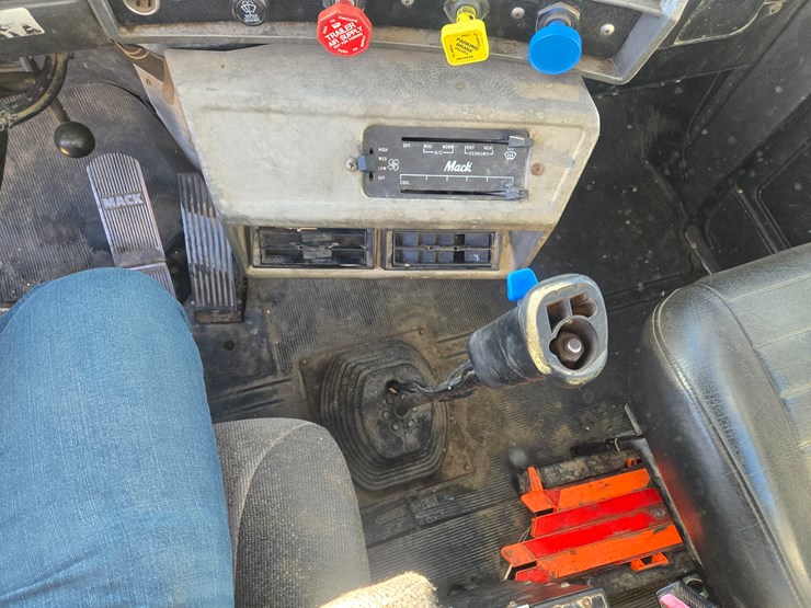 1999-mack-rd690s-image-79