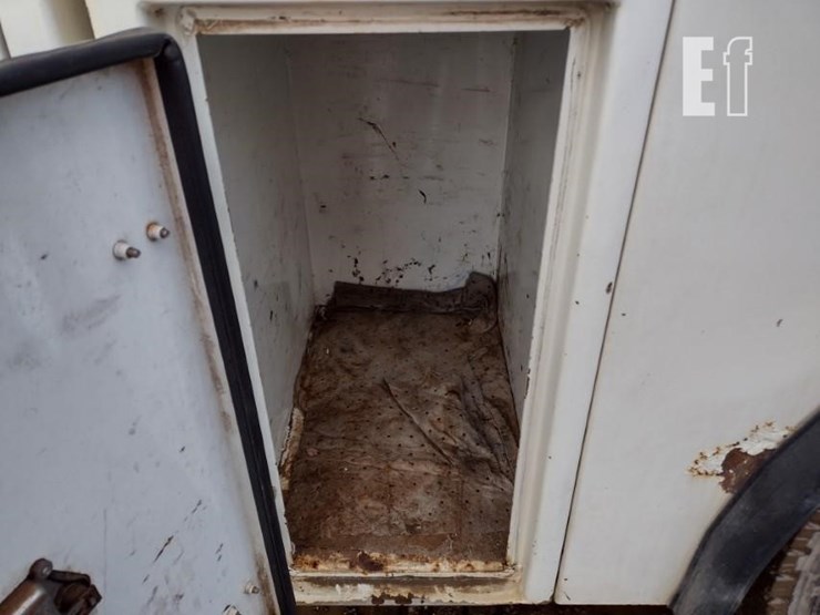 2008-peterbilt-365-image-30